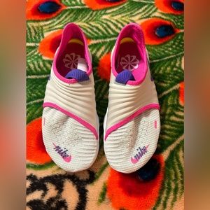 **SOLD** Women’s Nike Free Run Flyknit 3.0 White Pink Size 7.5